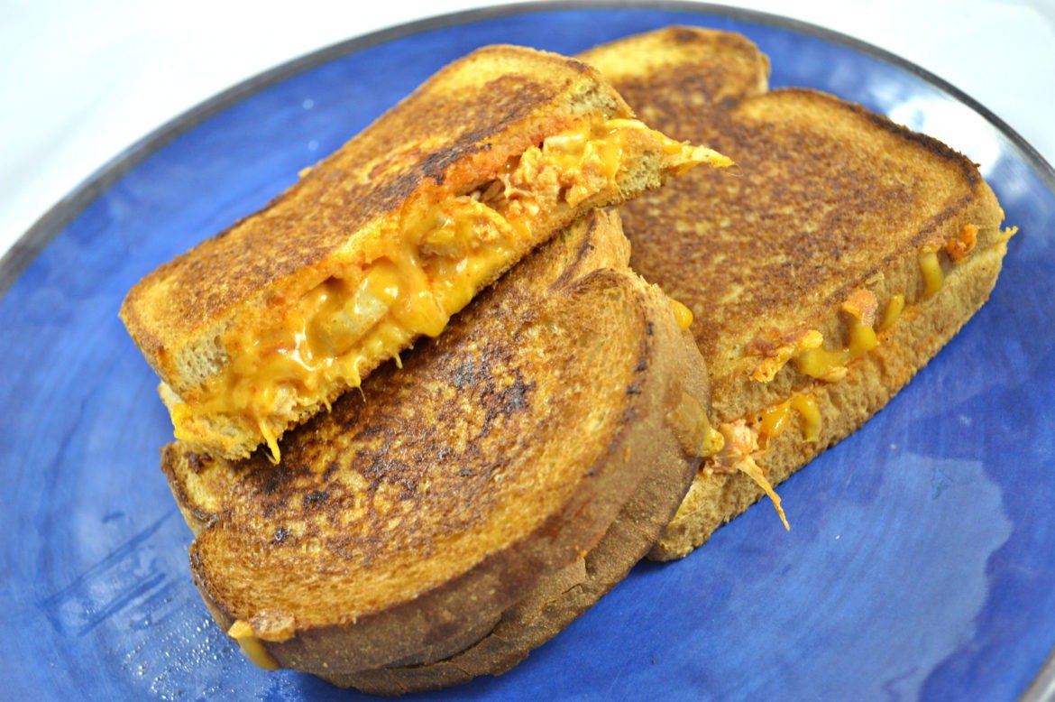 Easy Buffalo Chicken Grilled Cheese | Grilled Cheese Recipes | Easy family recipes | Cheap and easy sandwich recipes | quick and easy dinner recipes | grilled cheese lovers | #grilledcheese #comfortfood #easiestrecipes #franksbuffalosauce | theMRSingLink