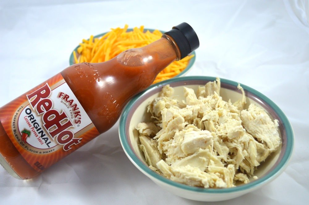 Easy Buffalo Chicken Grilled Cheese | Grilled Cheese Recipes | Easy family recipes | Cheap and easy sandwich recipes | quick and easy dinner recipes | grilled cheese lovers | #grilledcheese #comfortfood #easiestrecipes #franksbuffalosauce | theMRSingLink