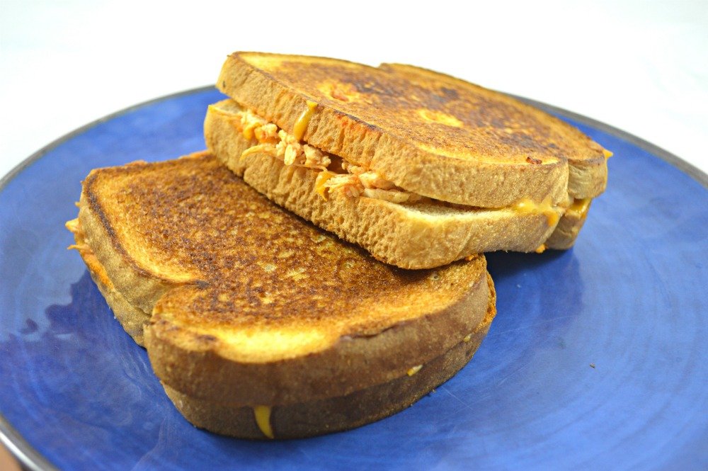 Easy Buffalo Chicken Grilled Cheese | Grilled Cheese Recipes | Easy family recipes | Cheap and easy sandwich recipes | quick and easy dinner recipes | grilled cheese lovers | #grilledcheese #comfortfood #easiestrecipes #franksbuffalosauce | theMRSingLink