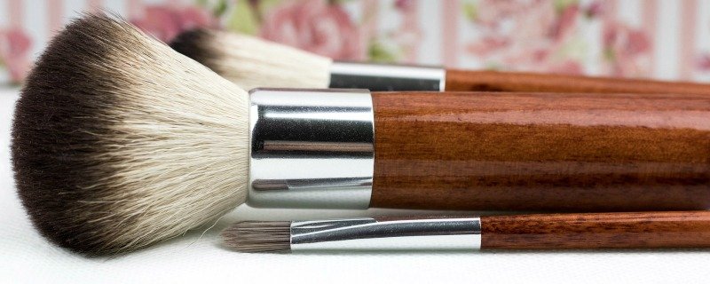 How To Clean And Reuse Your Makeup Brushes | DIY makeup brush cleaner | Makeup Tips | theMRSingLink