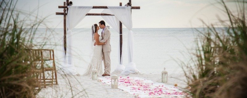 5 Tips For Having A Small Wedding | Small Wedding Tips | Wedding Tips | Steps To Planning A Small Wedding | theMRSingLink