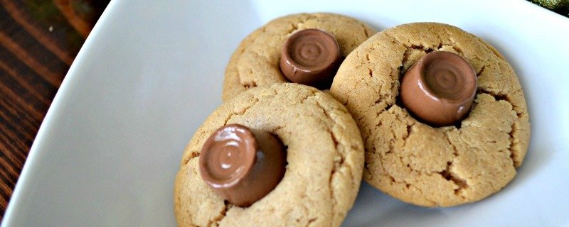 Caramel Peanut Butter Cookie Blossoms | Holiday Cookie Recipes | Dessert Recipes | Easy Cookie Recipes | Simple Ingredient Cookie Recipes | theMRSingLink