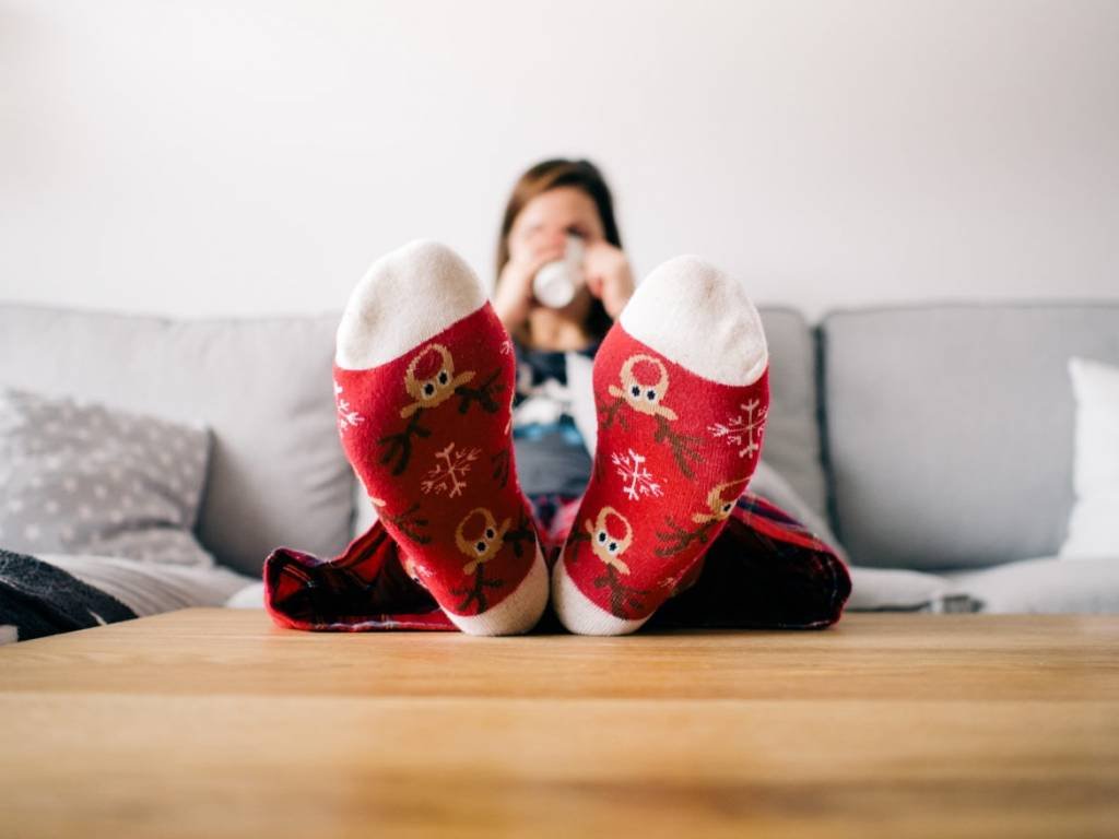 7 Ways To Embrace Single Life During The Holidays & NOT Be Miserable | Single Life | Single During The Holidays | Single Gals | Ways To Embrace The Holidays As A Single Girl | theMRSingLink