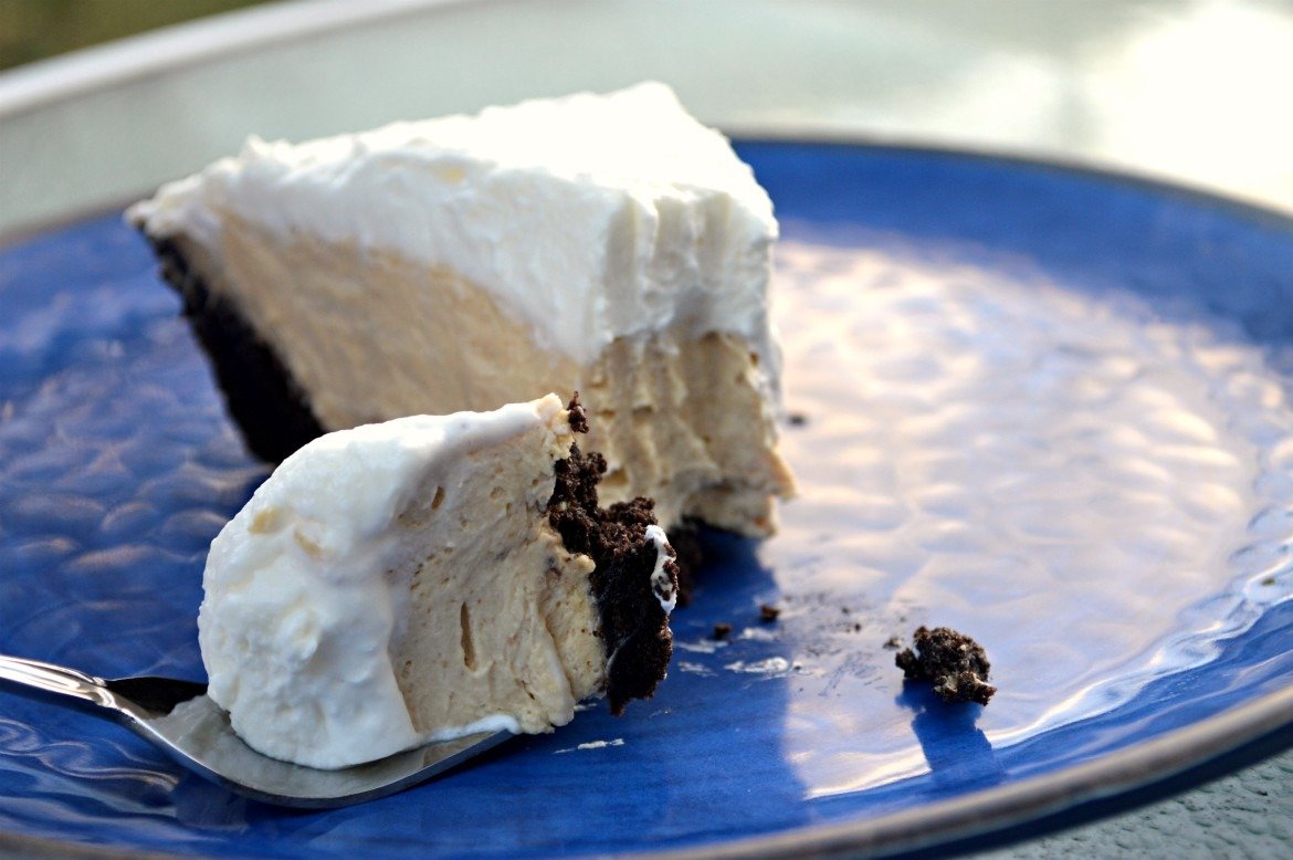 Stupid Easy No Bake Chocolate Peanut Butter Pie | Dessert Recipes | Oreo Pie Crust Recipe | Homemade Whipped Cream | 3 Ingredient Peanut Butter Pie | Holiday Dessert Recipes | Easy Dessert Recipes | Thanksgiving PIe Recipes | Chrismtas Dessert Ideas | No Bake Recipes | No Bake Desserts | Homemade Pie Recipes | theMRSingLink