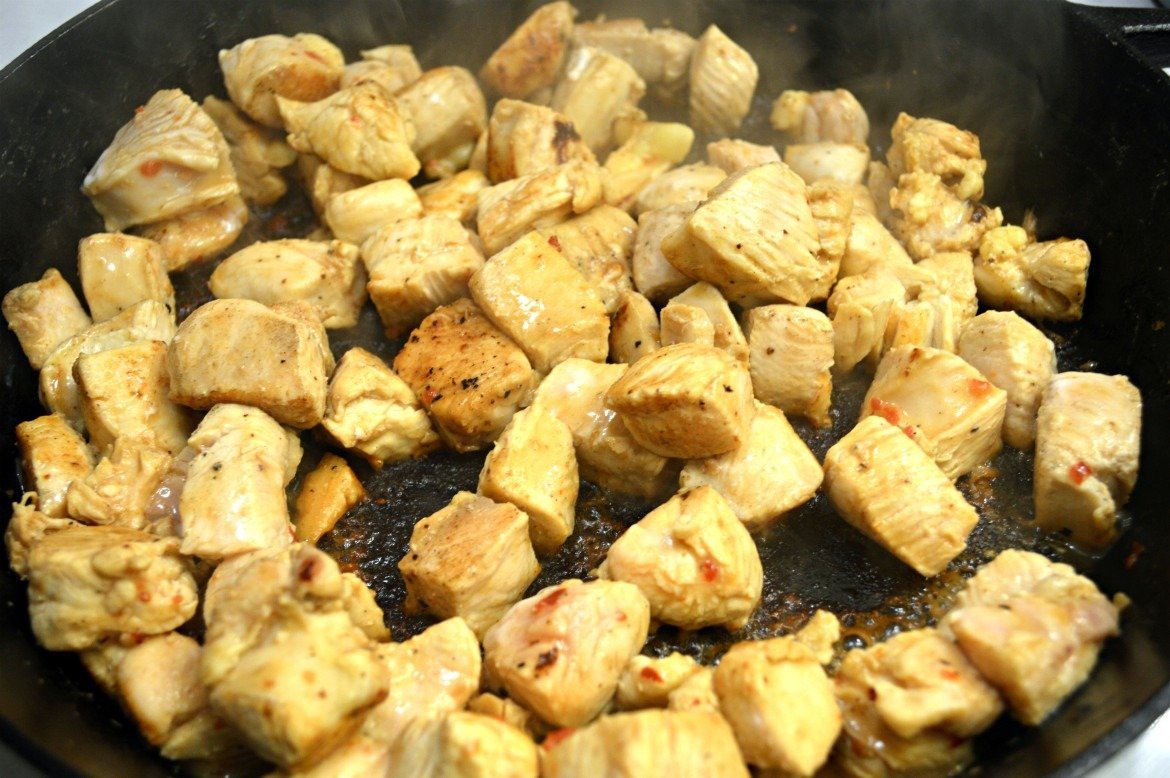 Low Carb Chicken And Vegetable Stir Fry [+ Homemade Spicy Peanut Sauce] | Low Carb Recipes | Asian-style recipes | Vegetable stir fry | Chicken Stir Fry + Peanut Sauce | Homemade Peanut Sauce Recipes | #asianrecipes #lowcarb #stirfry | theMRSingLink