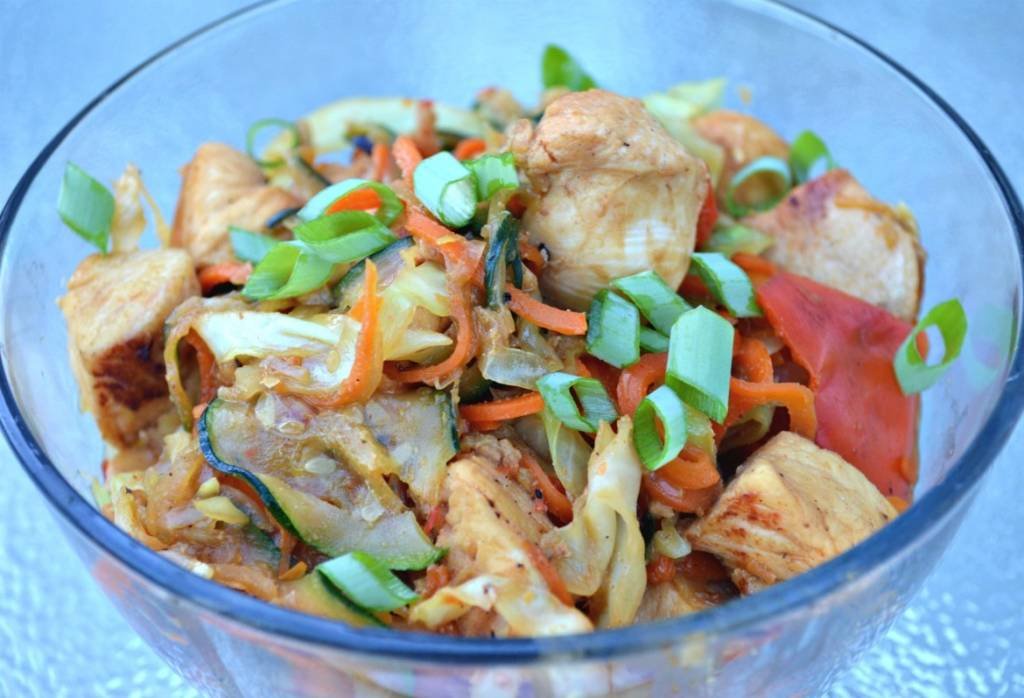 Low Carb Chicken And Vegetable Stir Fry [+ Homemade Spicy Peanut Sauce] | Low Carb Recipes | Asian-style recipes | Vegetable stir fry | Chicken Stir Fry + Peanut Sauce | Homemade Peanut Sauce Recipes | #asianrecipes #lowcarb #stirfry | theMRSingLink
