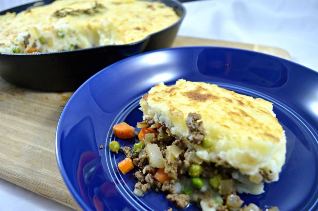 Cast Iron Skillet Shepherds Pie | Cast Iron Skillet recipes for beginners | Comfort food | Family-friendly meals | Classic Irish dishes | The best recipes for cast iron skillets | Easy recipes for leftover meals | #deliciousrecipes #shepherdspie #easyrecipes | theMRSingLink