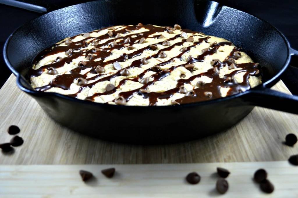 Peanut Butter Chocolate Chip Skillet Cookie | Cast iron skillet recipes for beginners | Easy dessert recipes | Cookie cake recipes | Chocolate chip cookie recipes | #recipes #cookies #desserts | theMRSingLink