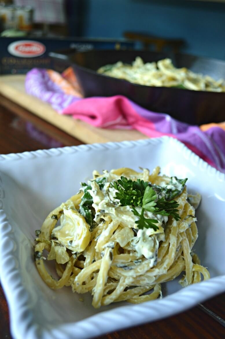 Creamy Skillet Spinach Artichoke Dip Pasta | Easy weeknight recipes in under 30 minutes | Comfort food pasta recipes | The best pasta recipes | Family-friend weeknight meals | #foodie #pastarecipes #deliciousrecipes | theMRSingLink