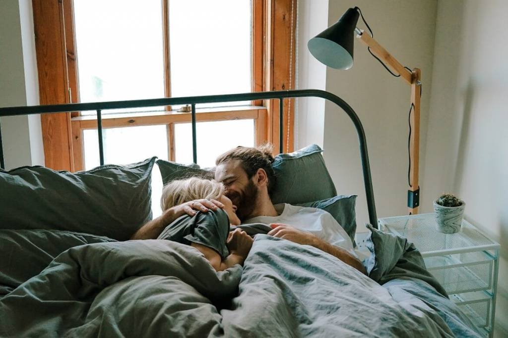 8 REAL Things I Considered Before Moving In With My Boyfriend [& You Should, Too!] | Before moving in with your boyfriend, consider these important factors first | How to know if you are ready to move in together | #relationships #datingadvice #couplesgoals #relationshipgoals | Dating and relationship advice for women | theMRSingLink