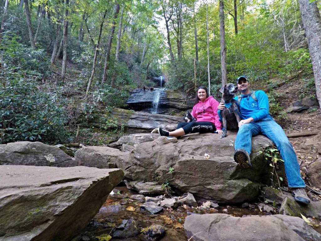 7 Things To Do In Blue Ridge Georgia [+ The Best Hikes] | Blue Ridge Mountains | Our fall trip to Blue Ridge, Georgia | Places to go in the Blue Ridge mountains | #traveladventures #travel #blueridge #hiking | The best hiking in the mountains of Blue Ridge | Waterfalls and hiking trails in Blue Ridge, Georgia | theMRSingLink