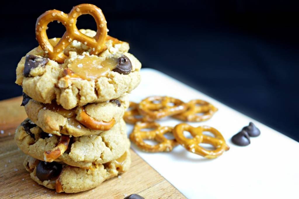 Peanut Butter Chocolate Chip Salted Caramel Pretzel Cookies | The perfect holiday cookie recipe | Christmas cookie recipes that are irresistible and delicious | Family-fun cookie recipe every kid will enjoy | #cookies #holidayrecipes #cookierecipe | The secret to that perfectly chewy cookie | Sweet and salty cookie recipe | Baked goods that make the perfect Holiday gift | theMRSingLink