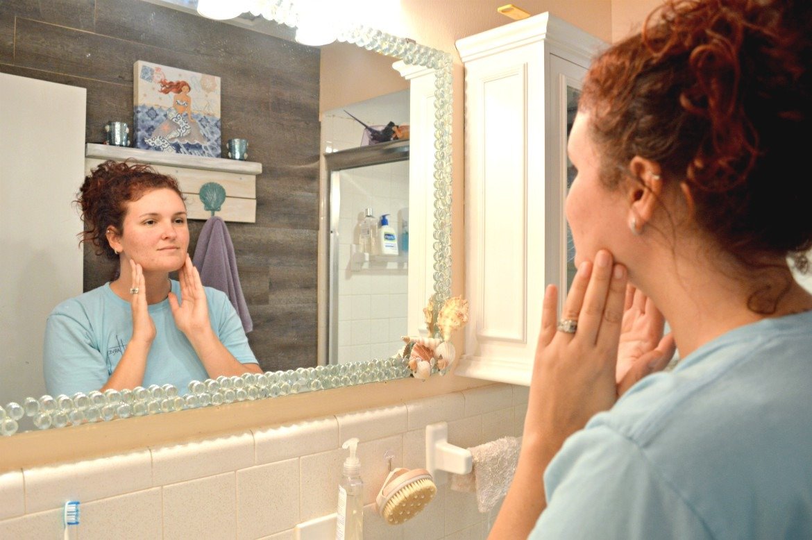 My Journey To Embracing Natural Beauty [One Day Without Makeup At A Time] | How I learned to embrace my natural beauty, and what beauty truly means to me | #naturalbeauty | Beauty isn't all about a pretty face, it's about embracing who you are as a person inside and out | #femininity | Beauty isn't just about femininity, it's about individuality | #selflove | My journey to self love | theMRSingLink