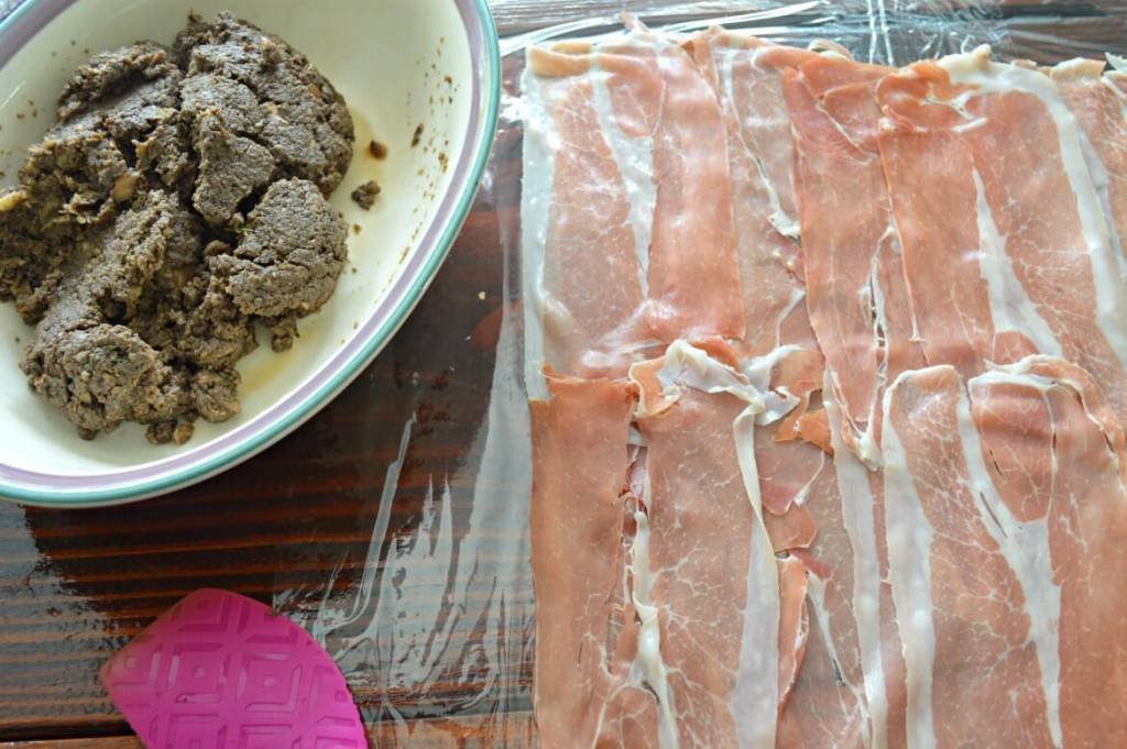 Simplified Beef Wellington In A Pinch [An Unconventional Approach] | The easiest beef wellington recipe any beginner can make | Sophisticated Holiday recipes that are easier to do than you think | Beef Wellington recipe for beginners (or dummies) | Beef tenderloin recipe | Elaborate dinner recipes for that party or gathering | #beefwellington #holidayrecipes #beefrecipes #beginnerrecipes | theMRSingLink