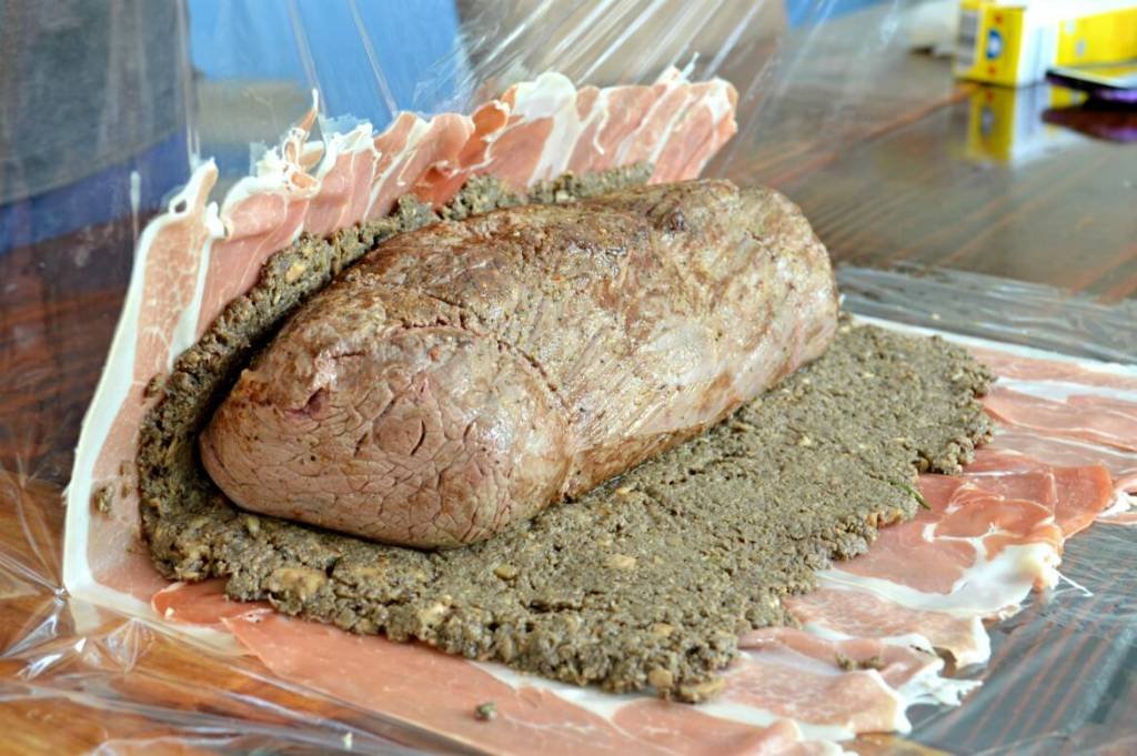 Simplified Beef Wellington In A Pinch [An Unconventional Approach] | The easiest beef wellington recipe any beginner can make | Sophisticated Holiday recipes that are easier to do than you think | Beef Wellington recipe for beginners (or dummies) | Beef tenderloin recipe | Elaborate dinner recipes for that party or gathering | #beefwellington #holidayrecipes #beefrecipes #beginnerrecipes | theMRSingLink