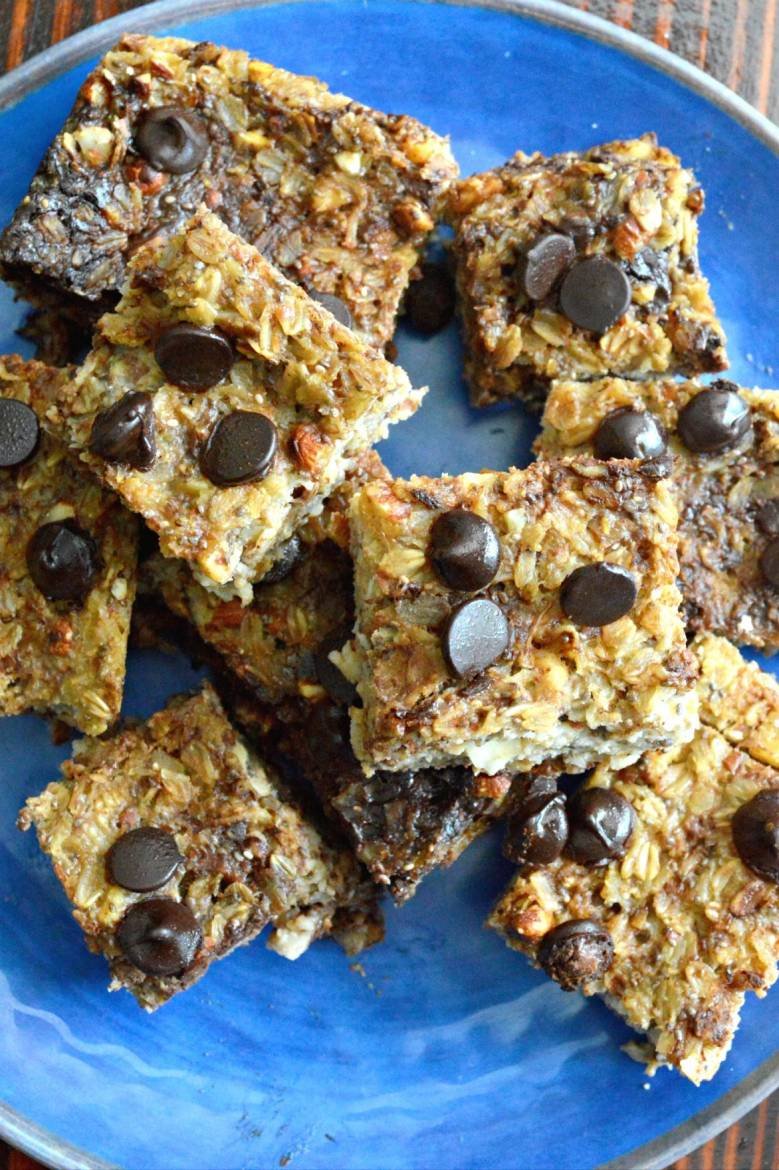 Banana Chocolate Chip Oatmeal Breakfast Bars | Serve up a quick and delicious brunch or breakfast with these chocolate oatmeal squares | Kid approved and keto-friendly | Delicious breakfast and snack recipes on-the-go | #breakfast #onthego #oatmeal #ketobreakfast | theMRSingLink