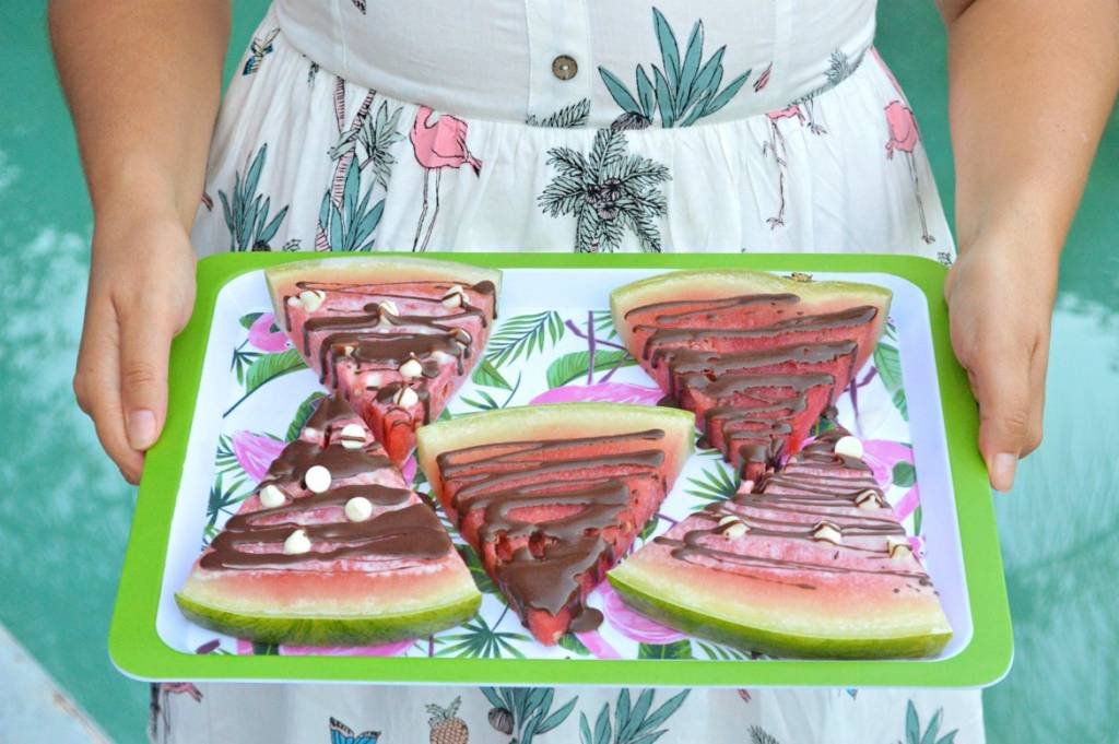 Celebrating Summer With An Outdoor Dinner Party | #ad #freshfromflorida #produceparty | How to throw an eco-friendly summer dinner party | Summer outdoor party idea featuring fresh produce | Summer pool party recipes and outdoor party decorations | Celebrating summer with Fresh From Florida recipes | Watermelon and sweet corn recipes | #summerparty #freshrecipes #cornsalsa #fruitrecipes | theMRSingLink