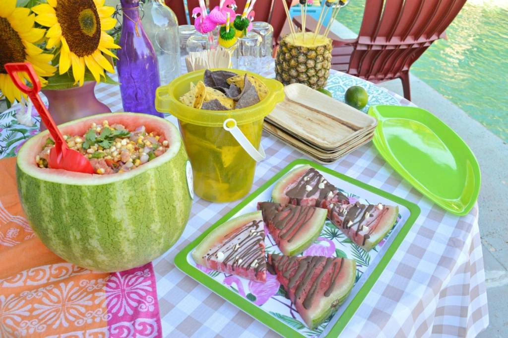 Celebrating Summer With An Outdoor Dinner Party | #ad #freshfromflorida #produceparty | How to throw an eco-friendly summer dinner party | Summer outdoor party idea featuring fresh produce | Summer pool party recipes and outdoor party decorations | Celebrating summer with Fresh From Florida recipes | Watermelon and sweet corn recipes | #summerparty #freshrecipes #cornsalsa #fruitrecipes | theMRSingLink