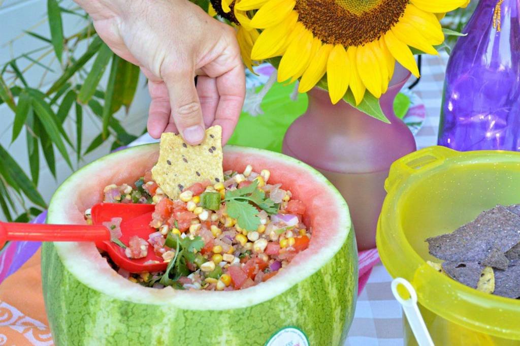 Celebrating Summer With An Outdoor Dinner Party | #ad #freshfromflorida #produceparty | How to throw an eco-friendly summer dinner party | Summer outdoor party idea featuring fresh produce | Summer pool party recipes and outdoor party decorations | Celebrating summer with Fresh From Florida recipes | Watermelon and sweet corn recipes | #summerparty #freshrecipes #cornsalsa #fruitrecipes | theMRSingLink