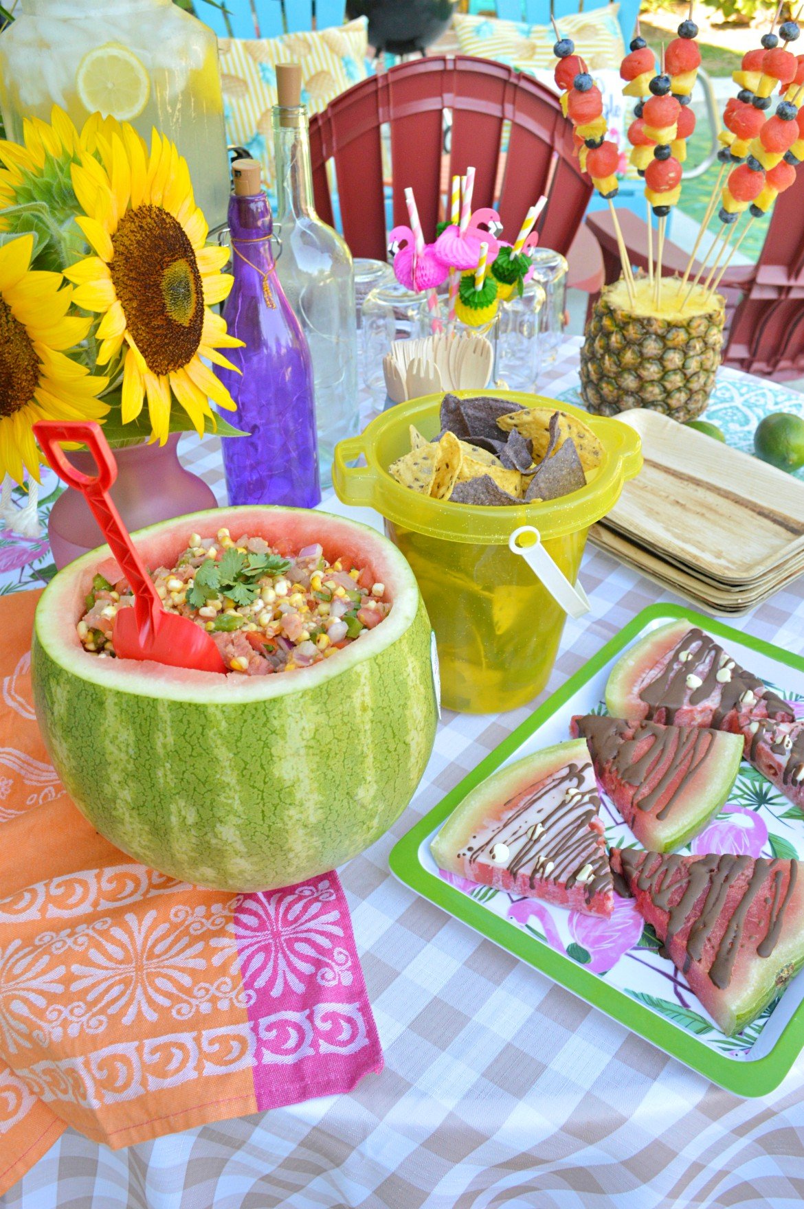 Celebrating Summer With An Outdoor Dinner Party | #ad #freshfromflorida #produceparty | How to throw an eco-friendly summer dinner party | Summer outdoor party idea featuring fresh produce | Summer pool party recipes and outdoor party decorations | Celebrating summer with Fresh From Florida recipes | Watermelon and sweet corn recipes | #summerparty #freshrecipes #cornsalsa #fruitrecipes | theMRSingLink