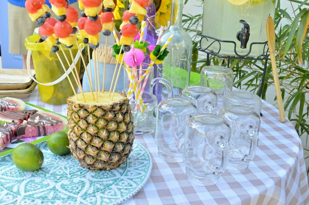 Celebrating Summer With An Outdoor Dinner Party | #ad #freshfromflorida #produceparty | How to throw an eco-friendly summer dinner party | Summer outdoor party idea featuring fresh produce | Summer pool party recipes and outdoor party decorations | Celebrating summer with Fresh From Florida recipes | Watermelon and sweet corn recipes | #summerparty #freshrecipes #cornsalsa #fruitrecipes | theMRSingLink