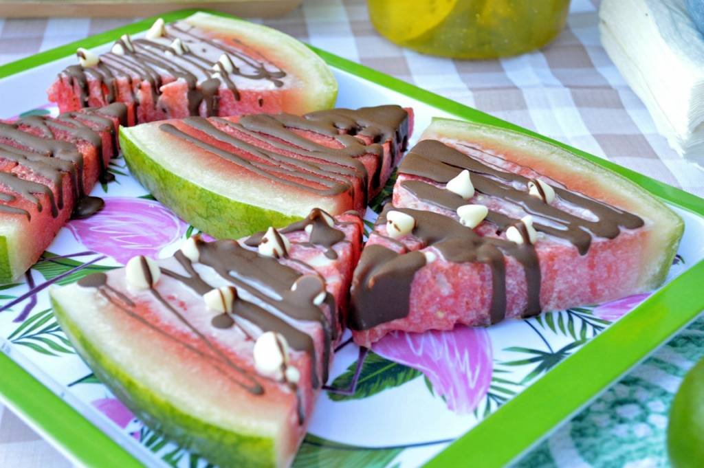 Celebrating Summer With An Outdoor Dinner Party | #ad #freshfromflorida #produceparty | How to throw an eco-friendly summer dinner party | Summer outdoor party idea featuring fresh produce | Summer pool party recipes and outdoor party decorations | Celebrating summer with Fresh From Florida recipes | Watermelon and sweet corn recipes | #summerparty #freshrecipes #cornsalsa #fruitrecipes | theMRSingLink