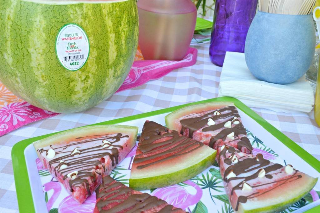 Celebrating Summer With An Outdoor Dinner Party | #ad #freshfromflorida #produceparty | How to throw an eco-friendly summer dinner party | Summer outdoor party idea featuring fresh produce | Summer pool party recipes and outdoor party decorations | Celebrating summer with Fresh From Florida recipes | Watermelon and sweet corn recipes | #summerparty #freshrecipes #cornsalsa #fruitrecipes | theMRSingLink