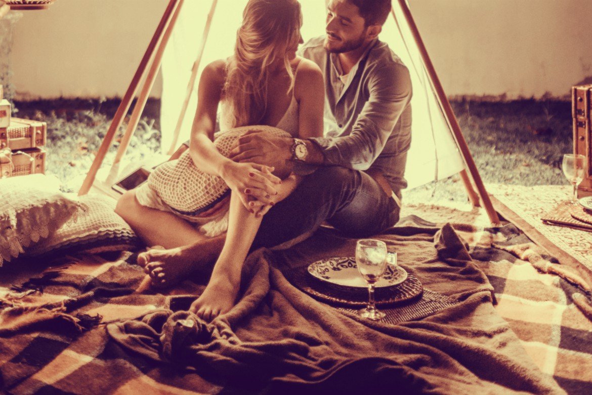 Who should pay for a date? The simple answer.