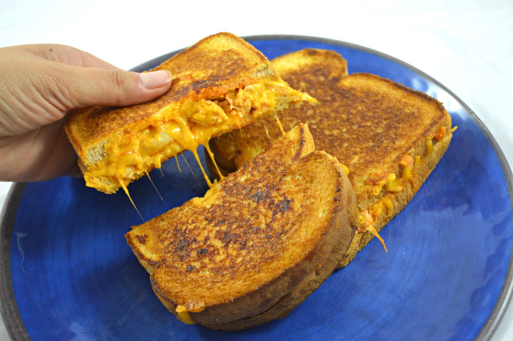 Easy Buffalo Chicken Grilled Cheese | Grilled Cheese Recipes | Easy family recipes | Cheap and easy sandwich recipes | quick and easy dinner recipes | grilled cheese lovers | #grilledcheese #comfortfood #easiestrecipes #franksbuffalosauce | theMRSingLink