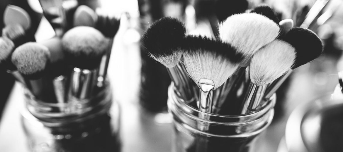 How To Clean And Reuse Your Makeup Brushes | DIY makeup brush cleaner | Makeup Tips | theMRSingLink