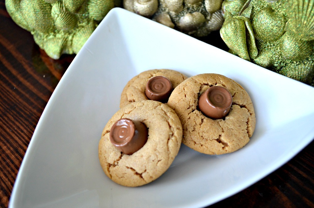 Caramel Peanut Butter Cookie Blossoms | Holiday Cookie Recipes | Dessert Recipes | Easy Cookie Recipes | Simple Ingredient Cookie Recipes | theMRSingLink