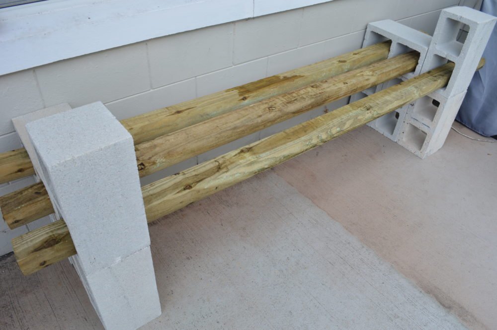 Simple DIY Cinder Block Outdoor Bench Under $100 | DIY Projects | DIY Home Decor | DIY Outdoor Decor | DIY Home Improvements | DIY Bench | theMRSingLink