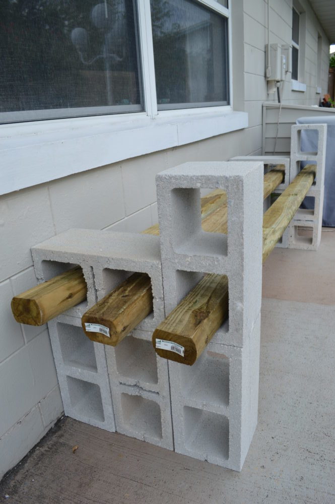 Simple DIY Cinder Block Outdoor Bench Under $100 | DIY Projects | DIY Home Decor | DIY Outdoor Decor | DIY Home Improvements | DIY Bench | theMRSingLink