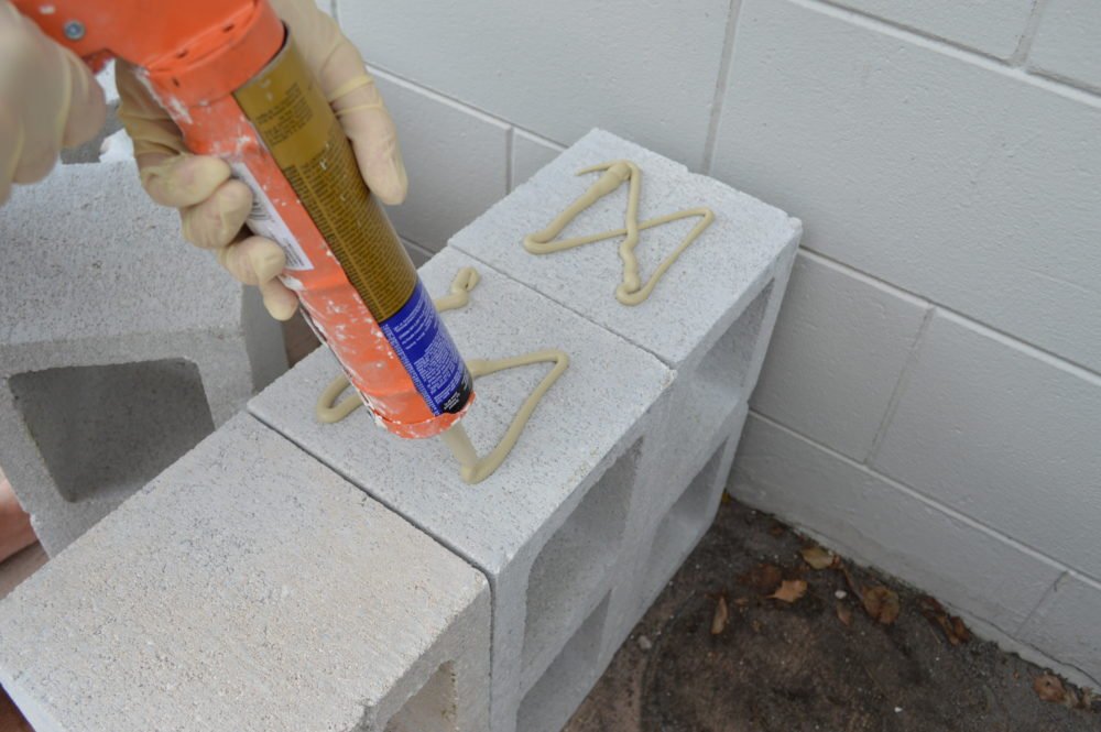 Simple DIY Cinder Block Outdoor Bench Under $100 | DIY Projects | DIY Home Decor | DIY Outdoor Decor | DIY Home Improvements | DIY Bench | theMRSingLink