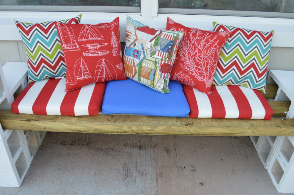 Cute Outdoor Seating: How to DIY a cinder block bench