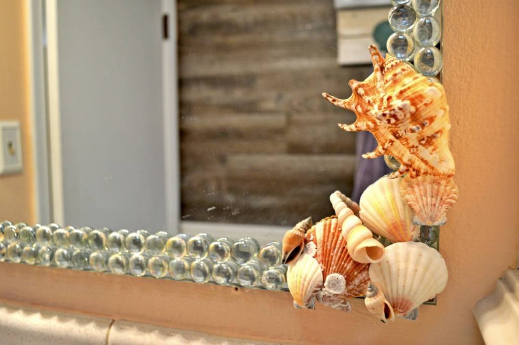 Beach Themed DIY Seashells And Glass Gem Mirror Decor | DIY Home Decor | Beach Themed Decor | DIY Crafts | Decor Crafts | Nautical Home Decor | Mirror Decor | theMRSingLink