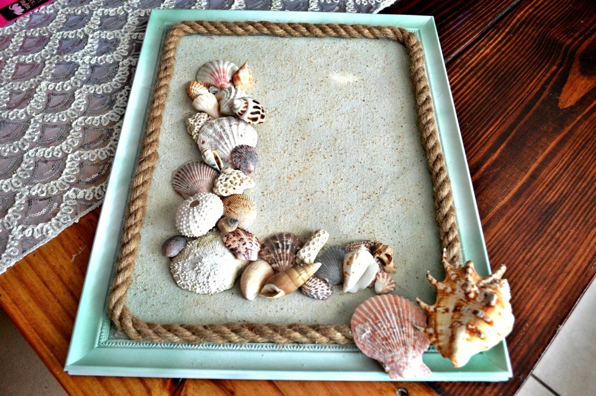 Seashell Monogram [DIY Coastal Wall Art] | DIY seashell crafts and home decor | Convert an old picture frame into wall art | #coastaldecor #beachwallart #wallart | Monogram letter from seashells | theMRSingLink