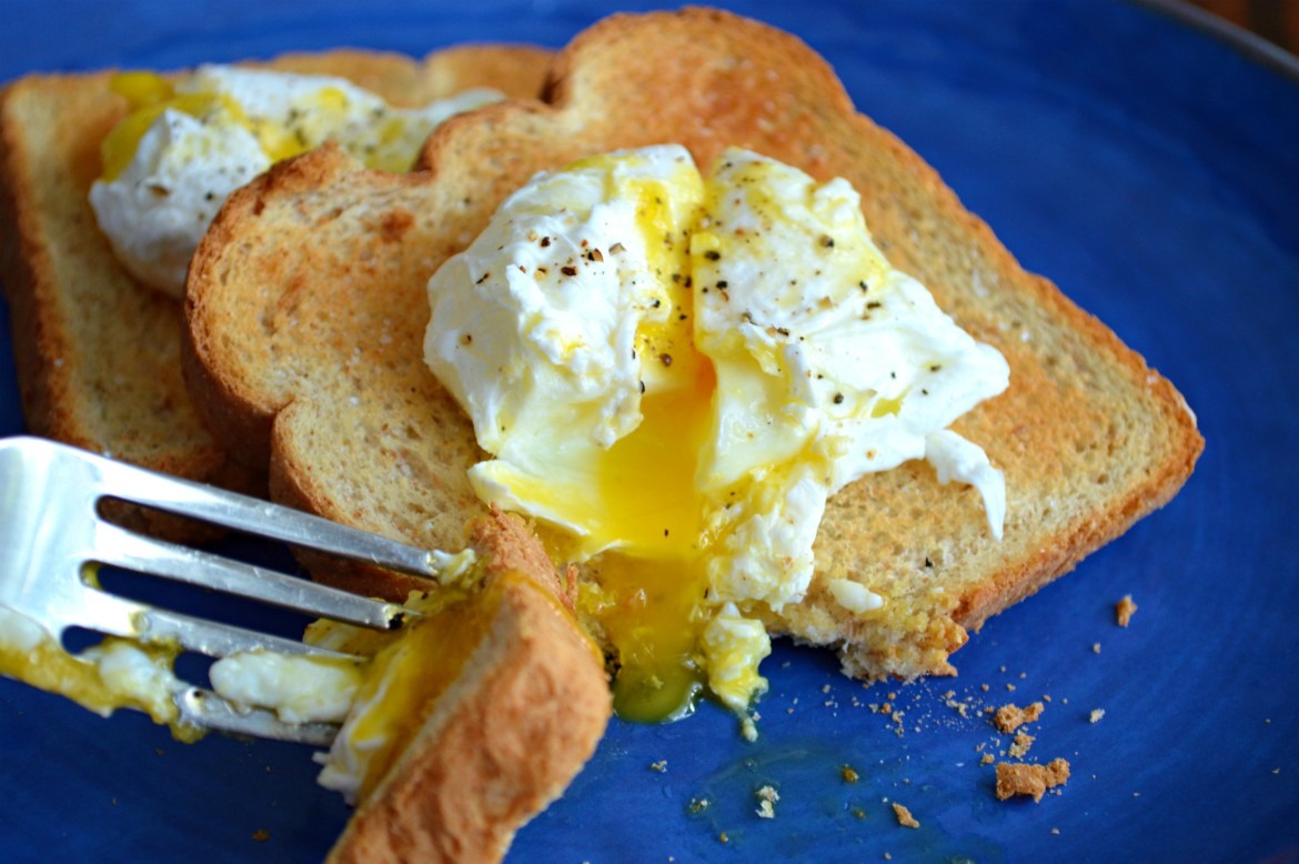 G'morning Breakfast Poached Egg Toast | Breakfast Recipes | Egg recipes | How to poach an egg | Comfort breakfast food | Recipes and tips | theMRSingLink