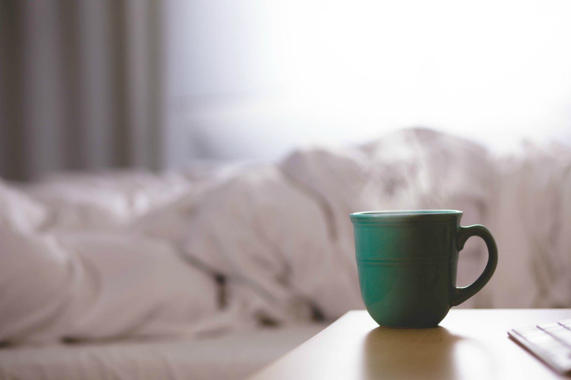 5 Essentials To Become A Morning Person With Ease, & Love It | Morning routine essentials | Essentials for early morning risers | Become a morning person | theMRSingLink