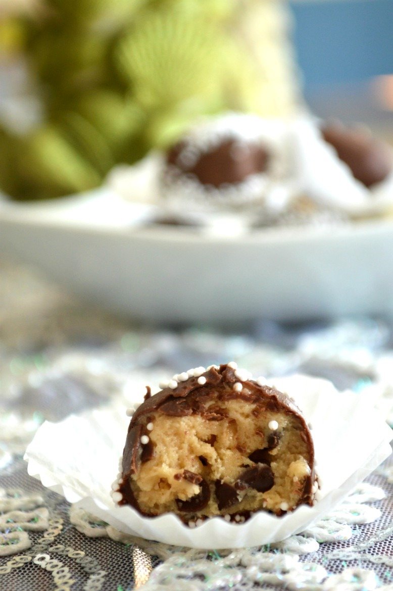 Andes Mint Chocolate Cookie Dough Truffles | Chocolate Desserts | How to make chocolate truffles | Christmas truffle recipes | Holiday dessert recipes | Holiday Christmas sweets and treats | Edible cookie dough balls | Mint chocolate truffles | No bake cookie dough recipe | #cookiedough #recipes #treats #desserts #easyrecipes | theMRSingLink