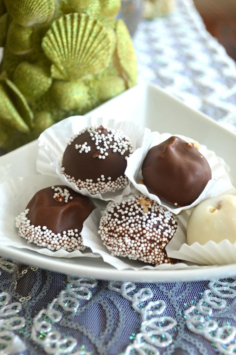 Andes Mint Chocolate Cookie Dough Truffles | Chocolate Desserts | How to make chocolate truffles | Christmas truffle recipes | Holiday dessert recipes | Holiday Christmas sweets and treats | Edible cookie dough balls | Mint chocolate truffles | No bake cookie dough recipe | #cookiedough #recipes #treats #desserts #easyrecipes | theMRSingLink