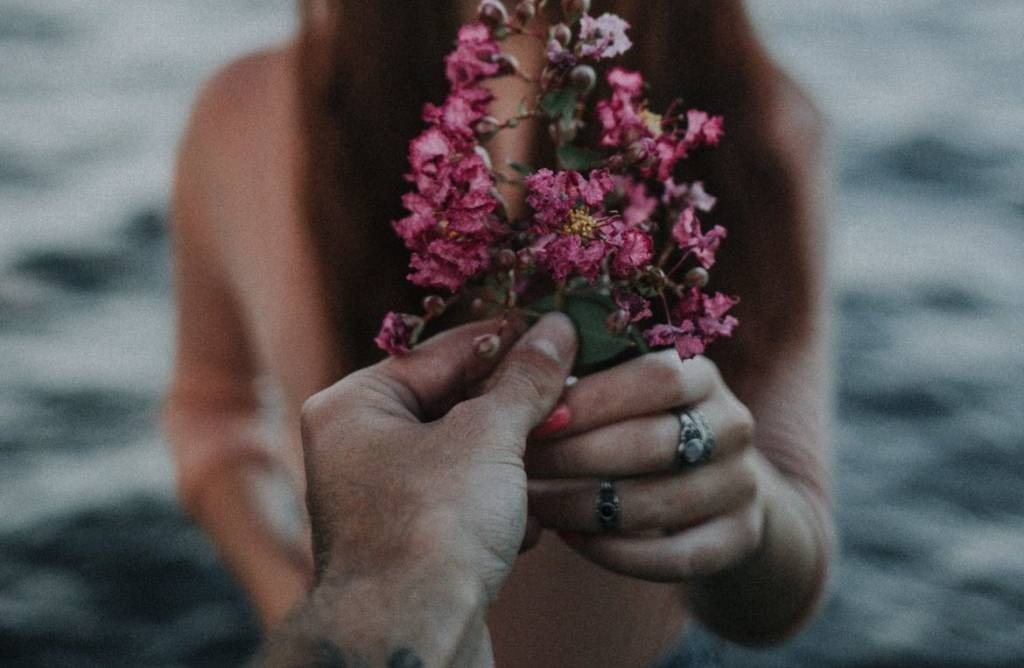 7 Reasons Why You Attract The Wrong People | Ladies, if you ever feel you have a hard time finding the right person - it could have to do with the type you attract in your life | How to attract the right people in your dating life | Dating advice for single women | #singlelife #datingtips #selfimprovement | theMRSingLink