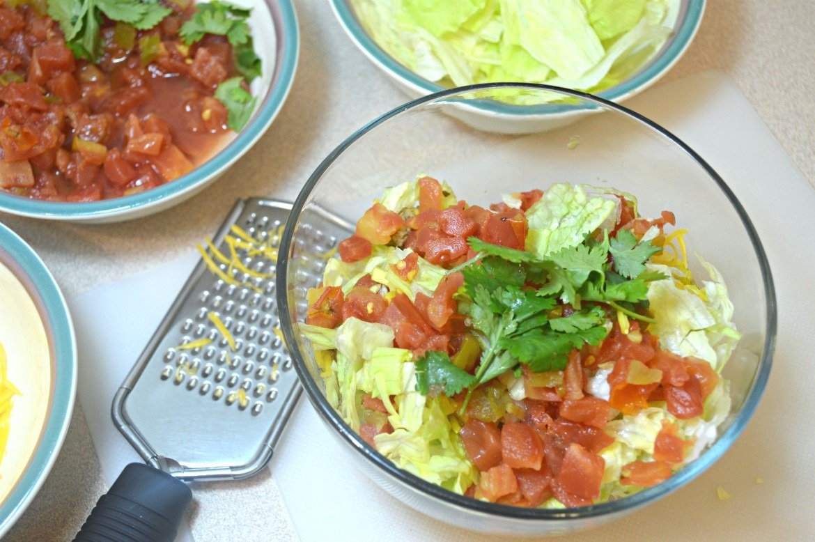 Stupid-Easy Turkey Taco Bowls | Taco Recipes | Cheap and easy dinner recipes | Party Recipes | Burrito Bowls | Taco Bowls | Super Bowl Recipes | Super Bowl Sunday Recipes | #taconight #superbowlsunday #easyrecipes | theMRSingLink