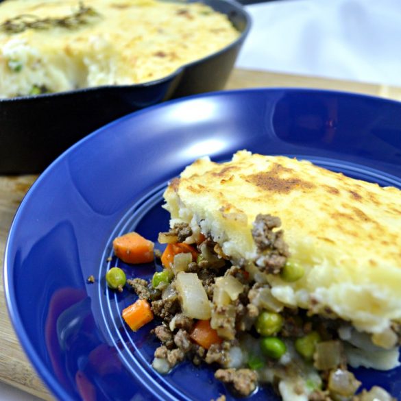 Cast Iron Skillet Shepherds Pie | Cast Iron Skillet recipes for beginners | Comfort food | Family-friendly meals | Classic Irish dishes | The best recipes for cast iron skillets | Easy recipes for leftover meals | #deliciousrecipes #shepherdspie #easyrecipes | theMRSingLink