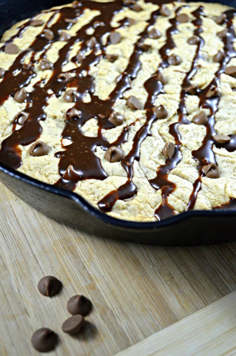 Peanut Butter Chocolate Chip Skillet Cookie | Cast iron skillet recipes for beginners | Easy dessert recipes | Cookie cake recipes | Chocolate chip cookie recipes | #recipes #cookies #desserts | theMRSingLink
