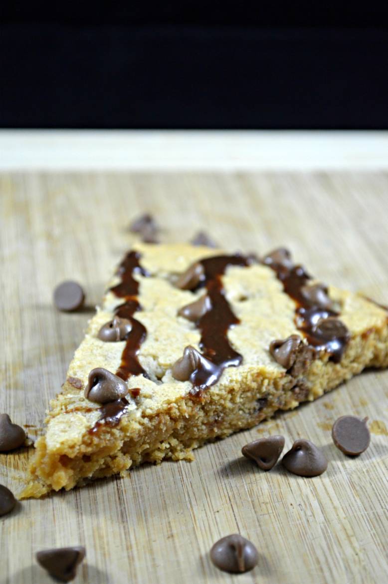 Peanut Butter Chocolate Chip Skillet Cookie | Cast iron skillet recipes for beginners | Easy dessert recipes | Cookie cake recipes | Chocolate chip cookie recipes | #recipes #cookies #desserts | theMRSingLink