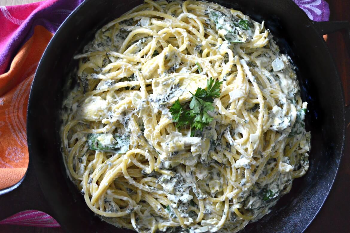 Creamy Skillet Spinach Artichoke Dip Pasta | Easy weeknight recipes in under 30 minutes | Comfort food pasta recipes | The best pasta recipes | Family-friend weeknight meals | #foodie #pastarecipes #deliciousrecipes | theMRSingLink