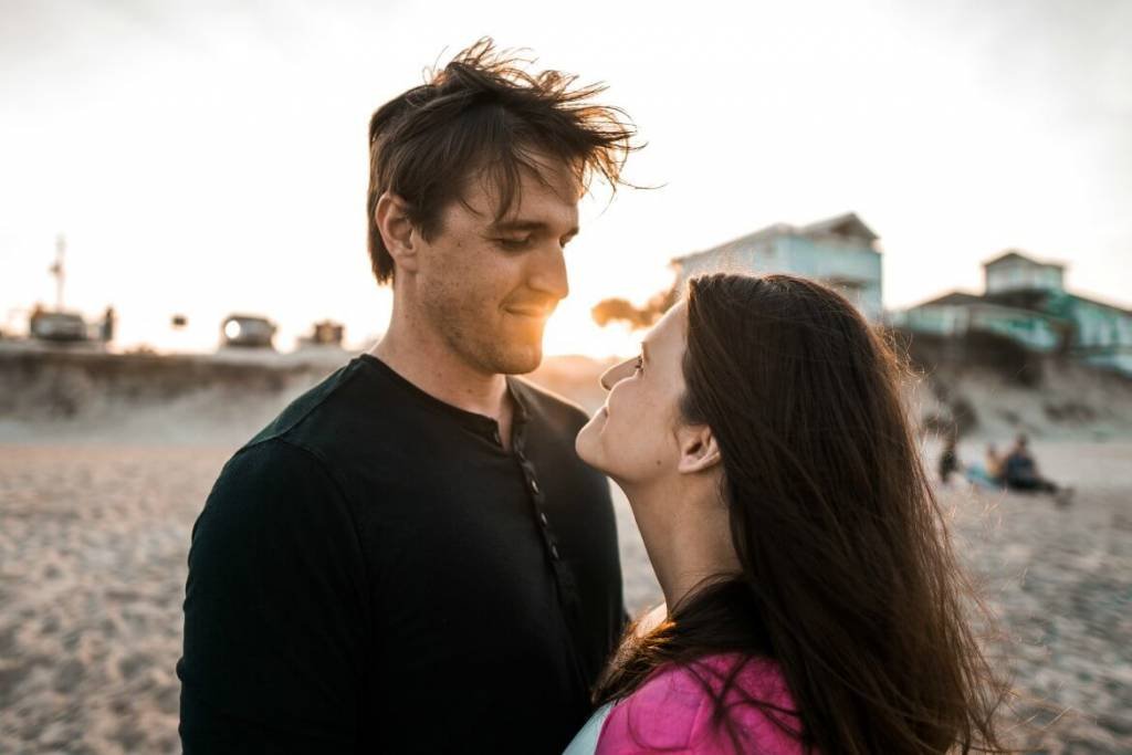 10 Tips To Avoid Sabotaging Your Relationship | Dating advice for women who are struggling to hold onto a relationship | Are you too clingy in the relationship? | #singlewomen #datingtips | Tips to maintaining a healthy dating life and relationship | Unhealthy dating habits in that keep you from being in a relationship | #relationships | theMRSingLink