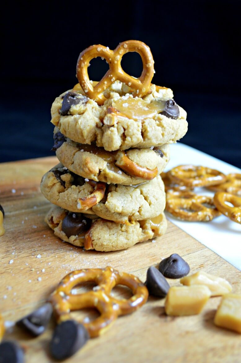 Peanut Butter Chocolate Chip Salted Caramel Pretzel Cookies | The perfect holiday cookie recipe | Christmas cookie recipes that are irresistible and delicious | Family-fun cookie recipe every kid will enjoy | #cookies #holidayrecipes #cookierecipe | The secret to that perfectly chewy cookie | Sweet and salty cookie recipe | Baked goods that make the perfect Holiday gift | theMRSingLink
