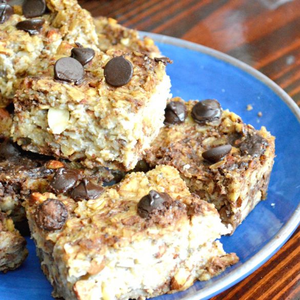 Banana Chocolate Chip Oatmeal Breakfast Bars | Serve up a quick and delicious brunch or breakfast with these chocolate oatmeal squares | Kid approved and keto-friendly | Delicious breakfast and snack recipes on-the-go | #breakfast #onthego #oatmeal #ketobreakfast | theMRSingLink